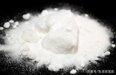 面粉糊刷洗油烟机,油污可以轻松搞定
